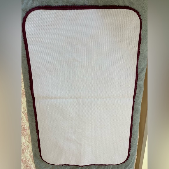 Bathroom Set - burgundy/wine bath rug 2 hand towels & 2 face cloths - Picture 7 of 7